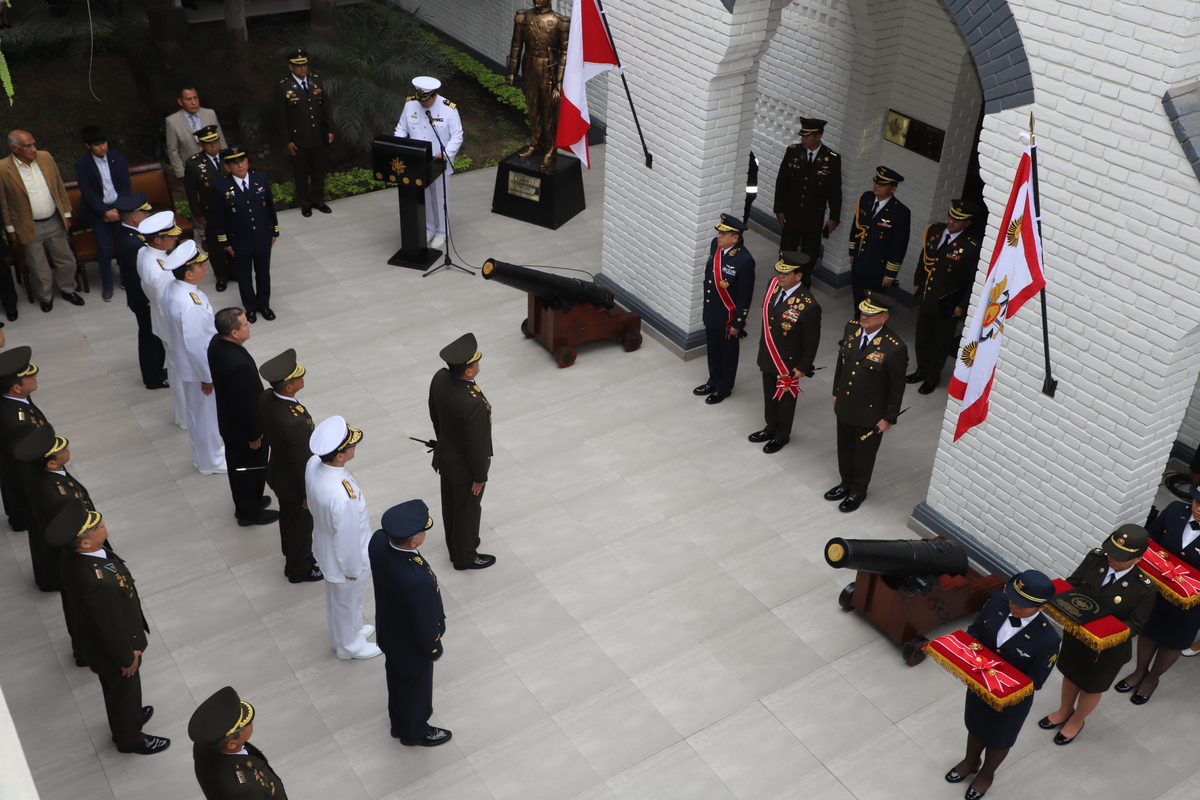 Condecoran a personal militar de las FFAA por su labor en beneficio de los objetivos de la institución