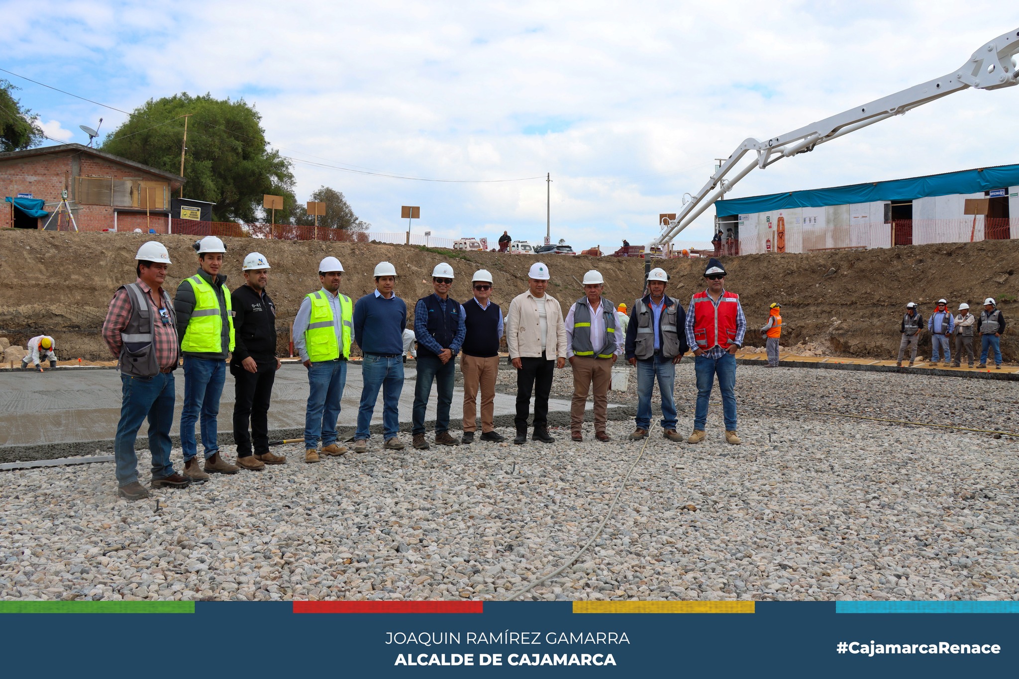 El compromiso de mejorar la calidad de vida de los ciudadanos es una prioridad constante para el alcalde provincial de Cajamarca, Joaquín Ramírez Gamarra. En este contexto, el día de hoy, el alcalde realizó una visita de supervisión a la obra de construcción del primero de siete pozos tubulares que se viene ejecutando en el complejo Qhapaq Ñan.
👷🏼Durante la inspección, se destacó que la obra ha avanzado significativamente, alcanzando un progreso del 15%. Este proyecto beneficiará a más de 20 mil familias que verán mejorada su calidad de vida con el acceso a agua potable, un recurso esencial para el bienestar. .
👉La primera autoridad edil, expresó su satisfacción por el avance de esta importante obra y reafirmó su compromiso inquebrantable con el bienestar de los ciudadanos de Cajamarca. Este proyecto no solo responde a una necesidad básica, sino al bienestar de todos los cajamarquinos en el abastecimiento del líquido vital.