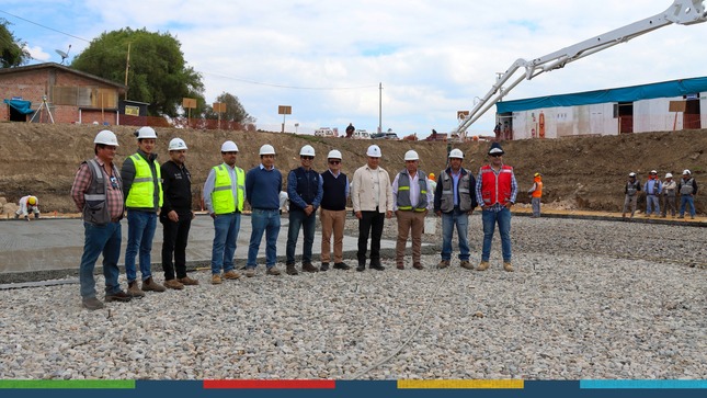 El compromiso de mejorar la calidad de vida de los ciudadanos es una prioridad constante para el alcalde provincial de Cajamarca, Joaquín Ramírez Gamarra. En este contexto, el día de hoy, el alcalde realizó una visita de supervisión a la obra de construcción del primero de siete pozos tubulares que se viene ejecutando en el complejo Qhapaq Ñan.
👷🏼Durante la inspección, se destacó que la obra ha avanzado significativamente, alcanzando un progreso del 15%. Este proyecto beneficiará a más de 20 mil familias que verán mejorada su calidad de vida con el acceso a agua potable, un recurso esencial para el bienestar. . 
👉La primera autoridad edil, expresó su satisfacción por el avance de esta importante obra y reafirmó su compromiso inquebrantable con el bienestar de los ciudadanos de Cajamarca. Este proyecto no solo responde a una necesidad básica, sino al bienestar de todos los cajamarquinos en el abastecimiento del líquido vital. 