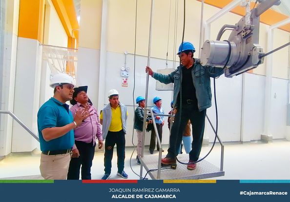 La Municipalidad Provincial de Cajamarca ha iniciado con diferentes capacitaciones a todo el personal del camal municipal con el objetivo de garantizar un servicio eficiente y de calidad. Estas capacitaciones son fundamentales para que los trabajadores adquieran los conocimientos necesarios para desempe帽ar sus labores de manera adecuada.
馃懆鈥嶐煆獿as capacitaciones se llevaron a cabo en el 谩rea de vacunos del nuevo camal y en temas como seguridad e higiene en el trabajo y el manejo de maquinaria especializada. Adem谩s de las capacitaciones te贸ricas, tambi茅n se realizar谩n pr谩cticas supervisadas, donde los trabajadores podr谩n poner en pr谩ctica lo aprendido, permitiendo reforzar los conocimientos adquiridos y corregir posibles errores o malos h谩bitos.
馃棧El Inge. Milton Vel谩squez, Administrador del Complejo Pecuario, manifest贸 que el nuevo camal busca convertirse en un referente en cuanto a la calidad de sus servicios. Por ello, se ha puesto especial 茅nfasis en la capacitaci贸n de su personal, ya que son ellos quienes estar谩n en contacto directo con los clientes y quienes tendr谩n la responsabilidad de garantizar un servicio 贸ptimo.