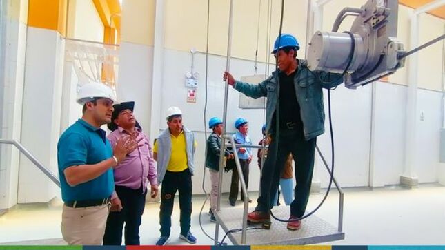 La Municipalidad Provincial de Cajamarca ha iniciado con diferentes capacitaciones a todo el personal del camal municipal con el objetivo de garantizar un servicio eficiente y de calidad. Estas capacitaciones son fundamentales para que los trabajadores adquieran los conocimientos necesarios para desempeñar sus labores de manera adecuada.
👨‍🏫Las capacitaciones se llevaron a cabo en el área de vacunos del nuevo camal y en temas como seguridad e higiene en el trabajo y el manejo de maquinaria especializada. Además de las capacitaciones teóricas, también se realizarán prácticas supervisadas, donde los trabajadores podrán poner en práctica lo aprendido, permitiendo reforzar los conocimientos adquiridos y corregir posibles errores o malos hábitos.
🗣El Inge. Milton Velásquez, Administrador del Complejo Pecuario, manifestó que el nuevo camal busca convertirse en un referente en cuanto a la calidad de sus servicios. Por ello, se ha puesto especial énfasis en la capacitación de su personal, ya que son ellos quienes estarán en contacto directo con los clientes y quienes tendrán la responsabilidad de garantizar un servicio óptimo.