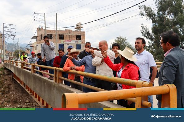 Imponiendo el principio de autoridad, la Municipalidad Provincial de Cajamarca realizó la demolición de una vivienda que se encontraban invadiendo la faja marginal del río Mashcón en la zona del puente Venecia, parte de Cajamarca que se verá beneficiada con la nueva gran vía de evitamiento.
🖐El artículo 74° de la Ley N° 29338 de la Resolución Directoral N° 0021-2021-ANA-AAA.M establece que, en los terrenos aledaños a los cauces naturales o artificiales, se mantiene una faja marginal del terreno necesario para la protección, el uso primario del agua, el libre tránsito, la pesca, caminos de vigilancia u otros servicios, siendo la faja marginal un bien de dominio público teniendo la condición de inalienable e imprescriptible.
✅Vecinos de la zona agradecieron el trabajo que viene realizando el alcalde provincial Joaquin Ramírez Gamarra, para recuperar espacios que han sido invadidos por malos vecinos durante años. Es importante mencionar que todos los vecinos involucrados fueron notificados con anticipación.
Nuestros regidores también se encuentran comprometidos con el cambio que nuestra ciudad necesita y en unión de los vecinos vienen fiscalizando las labores que realiza la comuna local