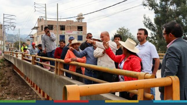 Imponiendo el principio de autoridad, la Municipalidad Provincial de Cajamarca realizó la demolición de una vivienda que se encontraban invadiendo la faja marginal del río Mashcón en la zona del puente Venecia, parte de Cajamarca que se verá beneficiada con la nueva gran vía de evitamiento. 
🖐El artículo 74° de la Ley N° 29338 de la Resolución Directoral N° 0021-2021-ANA-AAA.M establece que, en los terrenos aledaños a los cauces naturales o artificiales, se mantiene una faja marginal del terreno necesario para la protección, el uso primario del agua, el libre tránsito, la pesca, caminos de vigilancia u otros servicios, siendo la faja marginal un bien de dominio público teniendo la condición de inalienable e imprescriptible. 
✅Vecinos de la zona agradecieron el trabajo que viene realizando el alcalde provincial Joaquin Ramírez Gamarra, para recuperar espacios que han sido invadidos por malos vecinos durante años. Es importante mencionar que todos los vecinos involucrados fueron notificados con anticipación. 
Nuestros regidores también se encuentran comprometidos con el cambio que nuestra ciudad necesita y en unión de los vecinos vienen fiscalizando las labores que realiza la comuna local