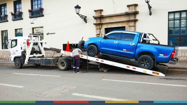 Imponiendo el principio de autoridad y dando atención a la problemática interpuesta por los vecinos y presidentes vecinales de los diferentes sectores, la gerencia de Transporte y Seguridad Vial de la Municipalidad de Cajamarca por orden del alcalde Joaquín Ramírez, procedió a intervenir en zonas rígidas y prohibidas en el Centro Histórico de la ciudad, así como en la zona del mercado de San Sebastián. 
📌Estas acciones de liberación de espacios públicos se ejecutaron en un primer momento en la avenida Los Héroes a la altura del mercado San Sebastián, donde conductores de vehículos particulares y que prestan servicio público se estacionaban en zonas rígidas. Asimismo, se logró remolcar un vehículo estacionado en zona rígida en el perímetro de la Plaza de Armas, el mismo que fue llevado por personal de la comuna local al depósito municipal. 
👉De esta manera, la actual gestión municipal viene trabajando para ordenar el tránsito vehicular en diferentes arterias de nuestra ciudad imponiendo el principio de autoridad y haciendo respetar las normas que rigen en nuestra municipalidad.