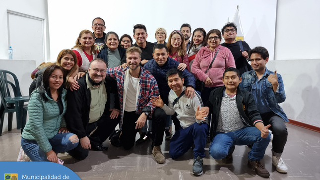 🎭 El aclamado actor español David Villanueva, participó en un conversatorio liderado por el maestro de teatro Nicolás Fantinato. El también director, compartió con todos los alumnos y egresados de los talleres teatrales de nuestra comuna detalles de sus últimos trabajos, su formación en la Escuela de Artes Escénicas de Sevilla y su paso por la televisión peruana.

🎨💃 Para más información de los talleres que ofrecemos en el Centro Cultural, llámanos al 6141212 ax 7101 o acércate a 📍 Av. Horacio Urteaga 535.