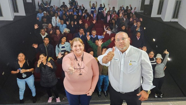 🙌🏼 ¡Por un comercio formal y saludable!

✅ Para el beneficio de todos los vecinos, nuestro alcalde Jesús Gálvez Olivares, se reunió con los representantes de las Asociaciones de Emolienteros de nuestro distrito para coordinar acuerdos que permitan mejorar sus servicios y la buena manipulación de alimentos.
🥤 Los comerciantes agradecieron el apoyo que la municipalidad les viene brindando.

