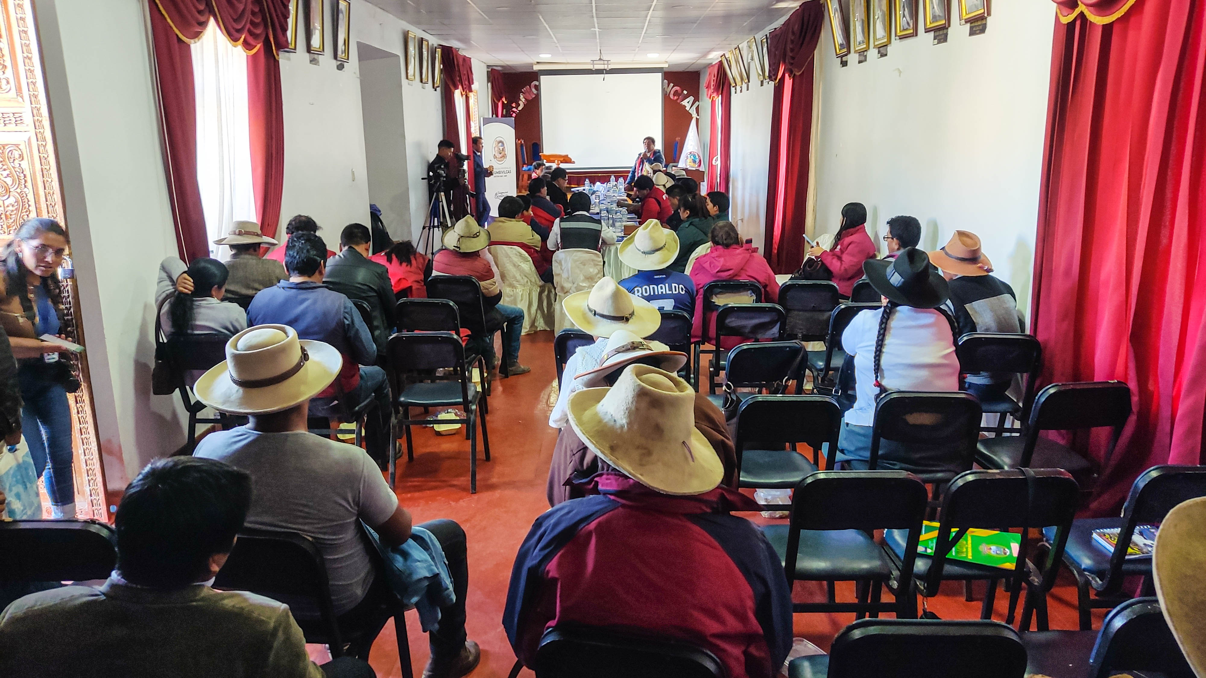 En sesión descentralizada de la Comisión Ordinaria de Recursos Naturales, Medio Ambiente, Defensa Civil y Seguridad Ciudadana realizada en la localidad de Santo Tomas, la que tuvo como finalidad que los titulares del PLAN MERISS, Ing. Lucho Salcedo Cáceres, el titular del Instituto de Manejo de Agua y Medio Ambiente IMA, el Gerente Regional de Recursos Naturales y Gestión Ambiental y el Director de la Oficina de Gestión del Riesgo de Desastres y Seguridad, unidades dependientes del GORE, tuvieron la ocasión de recibir información de primera mano de las autoridades locales sobre el acontecer diario y encontrar alternativas de solución en favor de la problemática de la provincia de Chumbivilcas.

El Director Ejecutivo del Plan MERISS, Ing. Lucho Salcedo Cáceres, en su intervención ante las autoridades locales, dirigentes de las organizaciones populares, consejeros regionales y funcionarios del Gobierno Regional Cusco, informó sobre la implementación del estudio a nivel de expediente técnico del Proyecto: “Creación del Servicio de Agua para Riego en Comunidades Campesinas de los distritos de Santo Tomás y Colquemarca - Provincia Chumbivilcas”, más conocido como Wisillopunku, convenio que recientemente se suscribió entre el Gobierno Regional Cusco - Plan MERISS y la municipalidad provincial de Chumbivilcas, representado por su Alcalde Sr. José Alberto Flores Cruz, para ejecutar el citado estudio, al mismo tiempo puso en conocimiento de los presentes la formulación de los estudios de pre inversión de los proyectos Molino, Charamuray, Llusco y Quiñota.

A su turno el consejero Regional por la Provincia de Chumbivilcas, Sr. Clinton Triveño Alvis, como presidente de la comisión ordinaria de recursos naturales y medio ambiente, de defensa civil y seguridad ciudadana, destacó:  El tema más importante abordado en la cita fue del stress hídrico, la escases hídrica y el decreto de urgencia 068 para enfrentar el fenómeno del niño que se avecina. Plan MERISS, conjuntamente que el municipio de Chumbivilcas buscará financiamiento para la ejecución física del proyecto Huisillopunku.

DATO: La infraestructura contempla la construcción de la presa Wisillopunku para almacenar un volumen de 15 millones metros cúbicos de agua y tendrá una altura de 47 metros el cual irrigará mediante un canal entubado 2,431 hectáreas en beneficio de 2,165 familias de 07 comunidades de los distritos de Santo Tomas y Colquemarca. Además, se contempla la ejecución de 02 bocatomas, 77 km de línea de conducción, 07 sifones invertidos y la instalación de sistemas de aspersión para las 07 comunidades, con un presupuesto de S/. 168’ 911,745.00.