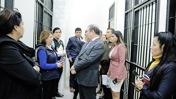 Presidente del Poder Judicial, Javier Arévalo Vela y presidenta de la Corte Superior de Justicia del Callao, Teresa Soto Gordon, visitaron carceleta de la sede Colonial para ponerla en uso