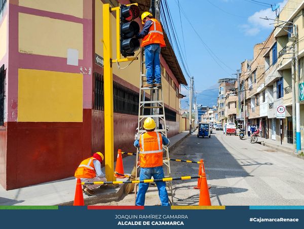 Con el fin de reducir el grado de accidentalidad en las calles de la ciudad de Cajamarca y como parte de las actividades de seguridad vial, la municipalidad de Cajamarca a trav茅s de la gerencia de Transporte y Seguridad Vial cumple con el mantenimiento y la limpieza del sistema de semaforizaci贸n para mejorar la transitabilidad vial, generar confianza en la conducci贸n y promover el respeto al tr谩nsito a la defensiva.
馃憠Estas acciones se ejecutan en las intersecciones de la cuadra 4 de prolongaci贸n Revilla P茅rez y V铆a de Evitamiento, las mismas que consistieron en el mantenimiento del sistema de semaforizaci贸n. Asimismo, se suma tambi茅n al monitoreo peri贸dico que realiza la subgerencia de Inspecci贸n y Seguridad Vial en los diferentes sistemas de sem谩foros ubicados en diferentes arterias de nuestra ciudad.