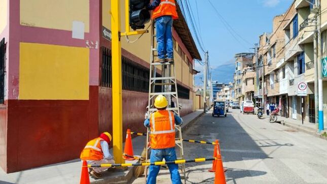Con el fin de reducir el grado de accidentalidad en las calles de la ciudad de Cajamarca y como parte de las actividades de seguridad vial, la municipalidad de Cajamarca a través de la gerencia de Transporte y Seguridad Vial cumple con el mantenimiento y la limpieza del sistema de semaforización para mejorar la transitabilidad vial, generar confianza en la conducción y promover el respeto al tránsito a la defensiva.
👉Estas acciones se ejecutan en las intersecciones de la cuadra 4 de prolongación Revilla Pérez y Vía de Evitamiento, las mismas que consistieron en el mantenimiento del sistema de semaforización. Asimismo, se suma también al monitoreo periódico que realiza la subgerencia de Inspección y Seguridad Vial en los diferentes sistemas de semáforos ubicados en diferentes arterias de nuestra ciudad.