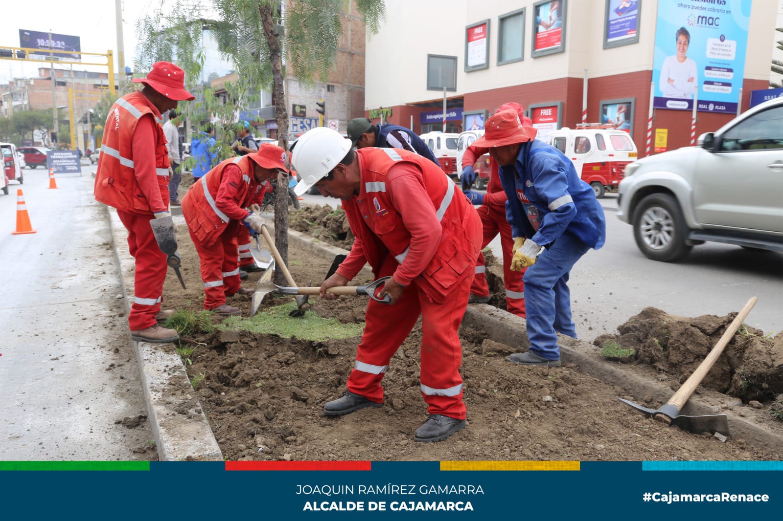 La Municipalidad Provincial de Cajamarca, a través de la Subgerencia de Gestión Ambiental, ha llevado a cabo una importante remoción de suelos en la Vía de Evitamiento Norte, próxima a diversos centros comerciales, como parte de su compromiso con el cuidado del entorno natural.
🌲Esta actividad contó con la presencia destacada del Gerente de Desarrollo Ambiental, el Ingeniero Juan Rodo Altamirano Quispe, quien destacó la relevancia de esta iniciativa. Según sus palabras, esta labor contribuirá significativamente al adecuado drenaje del agua, lo que permitirá el óptimo crecimiento y desarrollo de plantas ornamentales y árboles en la zona.
♻️El enfoque principal de esta iniciativa es mantener en excelentes condiciones todas las jardineras a lo largo de la Vía de Evitamiento, desde el norte hasta el sur, garantizando un drenaje eficiente para el cuidado y la preservación de nuestro entorno verde.
¡𝑪𝑼𝑰𝑫𝑨 𝑳𝑨𝑺 𝑨́𝑹𝑬𝑨𝑺 𝑽𝑬𝑹𝑫𝑬𝑺, 𝑺𝑶𝑵 𝑽𝑰𝑫𝑨!