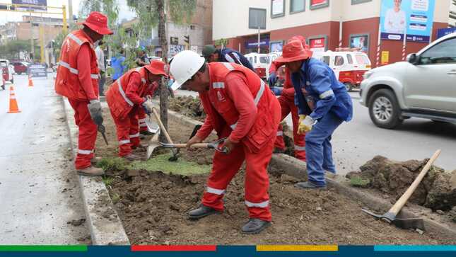 La Municipalidad Provincial de Cajamarca, a través de la Subgerencia de Gestión Ambiental, ha llevado a cabo una importante remoción de suelos en la Vía de Evitamiento Norte, próxima a diversos centros comerciales, como parte de su compromiso con el cuidado del entorno natural.
🌲Esta actividad contó con la presencia destacada del Gerente de Desarrollo Ambiental, el Ingeniero Juan Rodo Altamirano Quispe, quien destacó la relevancia de esta iniciativa. Según sus palabras, esta labor contribuirá significativamente al adecuado drenaje del agua, lo que permitirá el óptimo crecimiento y desarrollo de plantas ornamentales y árboles en la zona.
♻️El enfoque principal de esta iniciativa es mantener en excelentes condiciones todas las jardineras a lo largo de la Vía de Evitamiento, desde el norte hasta el sur, garantizando un drenaje eficiente para el cuidado y la preservación de nuestro entorno verde.
¡𝑪𝑼𝑰𝑫𝑨 𝑳𝑨𝑺 𝑨́𝑹𝑬𝑨𝑺 𝑽𝑬𝑹𝑫𝑬𝑺, 𝑺𝑶𝑵 𝑽𝑰𝑫𝑨!