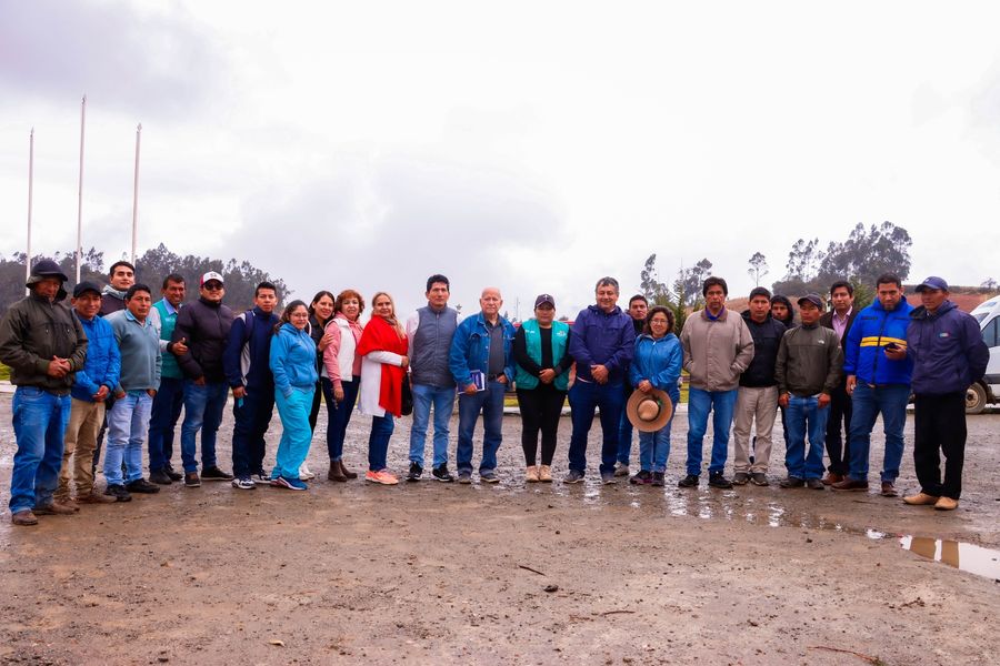 UNHEVAL Y MUNICIPALIDAD UNIRÁN ESFUERZOS POR EL DESARROLLO DE PILLAO
Esta mañana, el rector de la Universidad Nacional Hermilio Valdizán (Unheval), Guillermo Bocangel Weydert, acompañado de los decanos y catedráticos de las diferentes facultades de la referida casa superior de estudios, visitó el distrito de San Pablo de Pillao, a invitación de la alcaldesa Delia Verde Ponce.
En la reunión participaron autoridades comunales y alcaldes de los diferentes centros poblados del distrito, a quienes el rector y decanos la Unheval informaron las acciones que se desarrollarán en convenio con la municipalidad.
El convenio entre la comuna pillahuina y la universidad permitirá que las facultades de Psicología, Agronomía, Turismo y Hotelería, Ingeniería Civil y Arquitectura, entre otros, intervengan en San Pablo de Pillao, a través de los estudiantes de los últimos años, quienes elaborarán proyectos y desarrollarán sus prácticas preprofesionales en nuestro distrito.
La unidad de las dos instituciones responde a las gestiones desarrolladas por la alcaldesa Delia Verde Ponce, quien busca aliados estratégicos, con la finalidad de sacar adelante el distrito que dirige.
