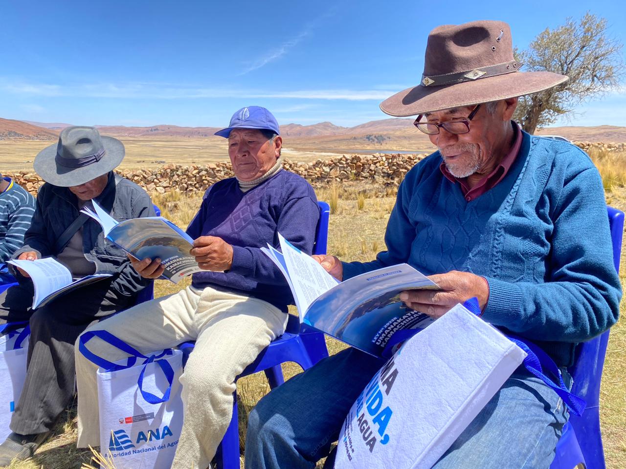 ANA del Midagri acerca los servicios del Estado con Ley de Recursos Hídricos traducida en Aymara para comunidades campesinas en Puno