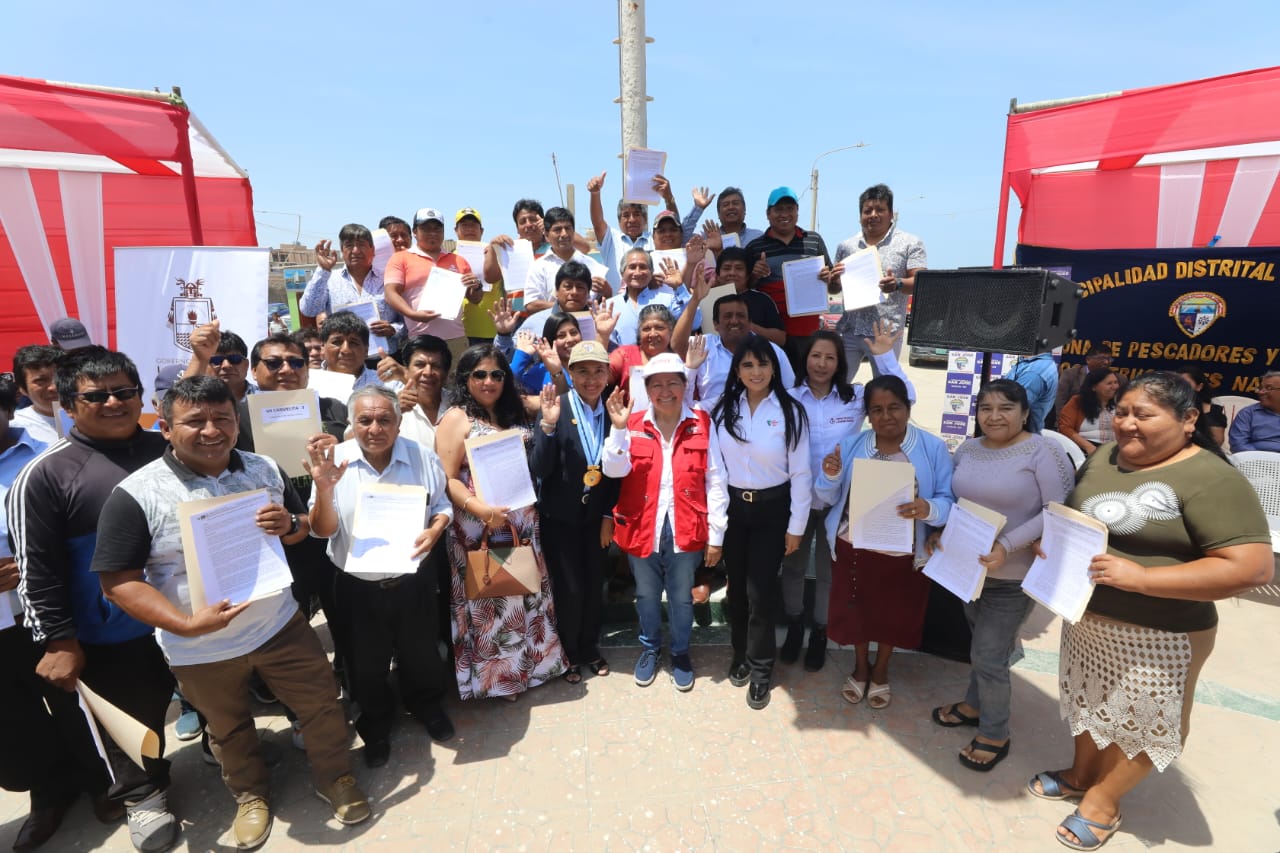 Ministra de la Producción entrega los primeros 40 permisos definitivos de pesca a pescadores artesanales de Lambayeque