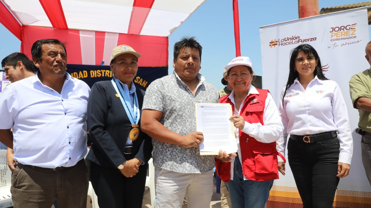 Ministra de la Producción entrega los primeros 40 permisos definitivos de pesca a pescadores artesanales de Lambayeque