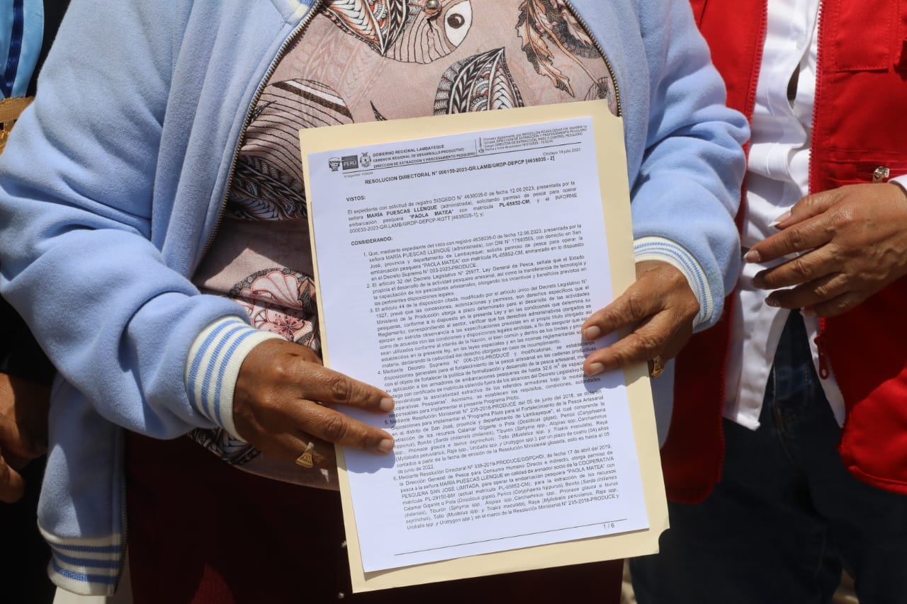 Ministra de la Producción entrega los primeros 40 permisos definitivos de pesca a pescadores artesanales de Lambayeque