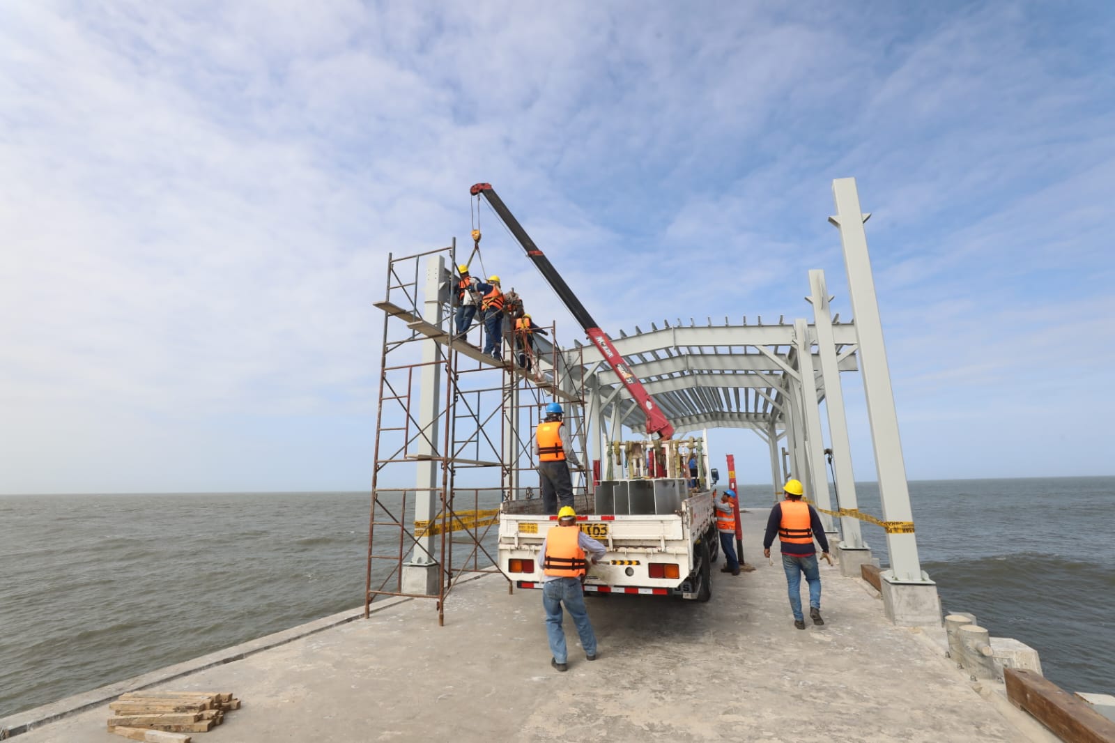 Ministra de la Producción entrega los primeros 40 permisos definitivos de pesca a pescadores artesanales de Lambayeque