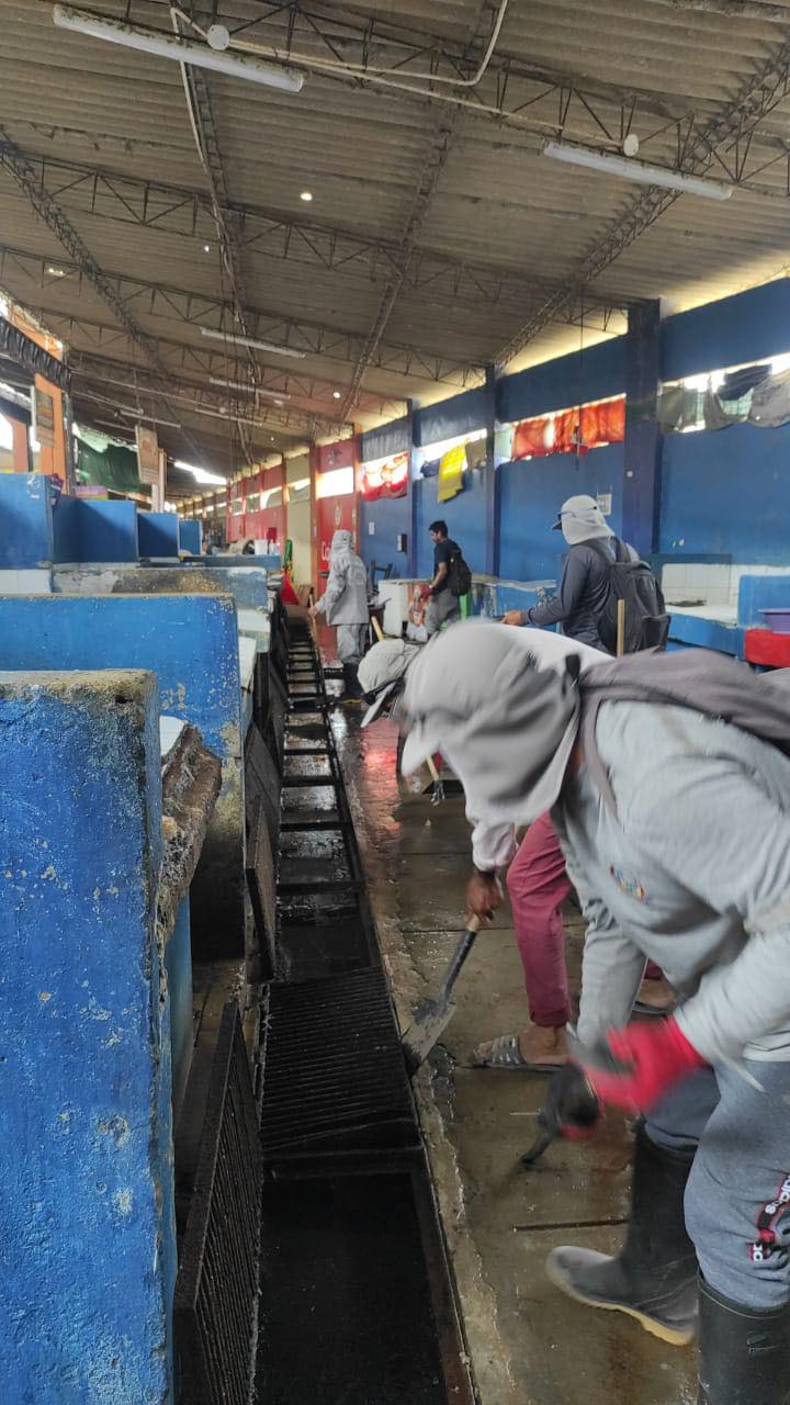 Realizan Limpieza Y Desinfección De Canaletas Y Alcantarillado En Mercado Modelo