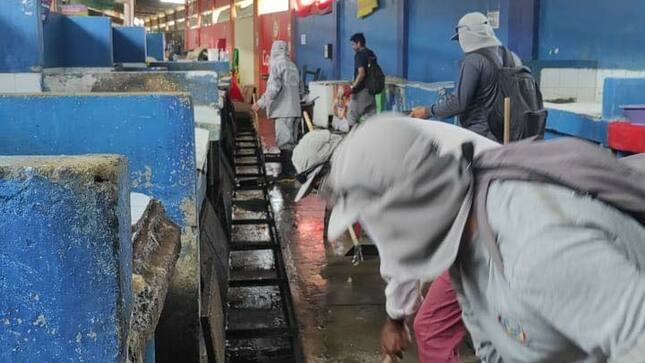 Realizan Limpieza Y Desinfección De Canaletas Y Alcantarillado En Mercado Modelo