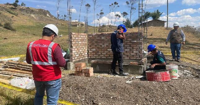 La Contraloría General advirtió situaciones que ponen en riesgo la calidad y vida útil de la obra de mejoramiento del servicio de agua potable e instalación de los servicios de saneamiento de la ciudad de La Colpa, en el distrito de Bambamarca. Este proyecto está valorizado en S/ 4 089 211.