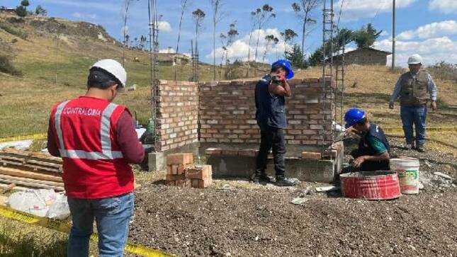La Contraloría General advirtió situaciones que ponen en riesgo la calidad y vida útil de la obra de mejoramiento del servicio de agua potable e instalación de los servicios de saneamiento de la ciudad de La Colpa, en el distrito de Bambamarca. Este proyecto está valorizado en S/ 4 089 211.