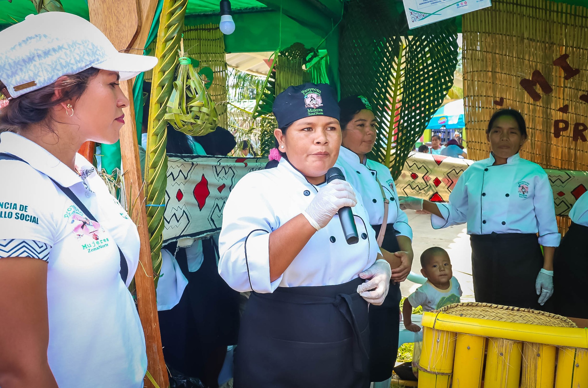 Mujeres capacitadas en gastronomรญa y pastelerรญa brindan su saludo a la CCNN de Nuevo Mundo