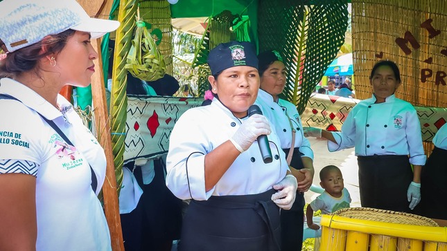 Mujeres capacitadas en gastronomía y pastelería brindan su saludo a la CCNN de Nuevo Mundo 