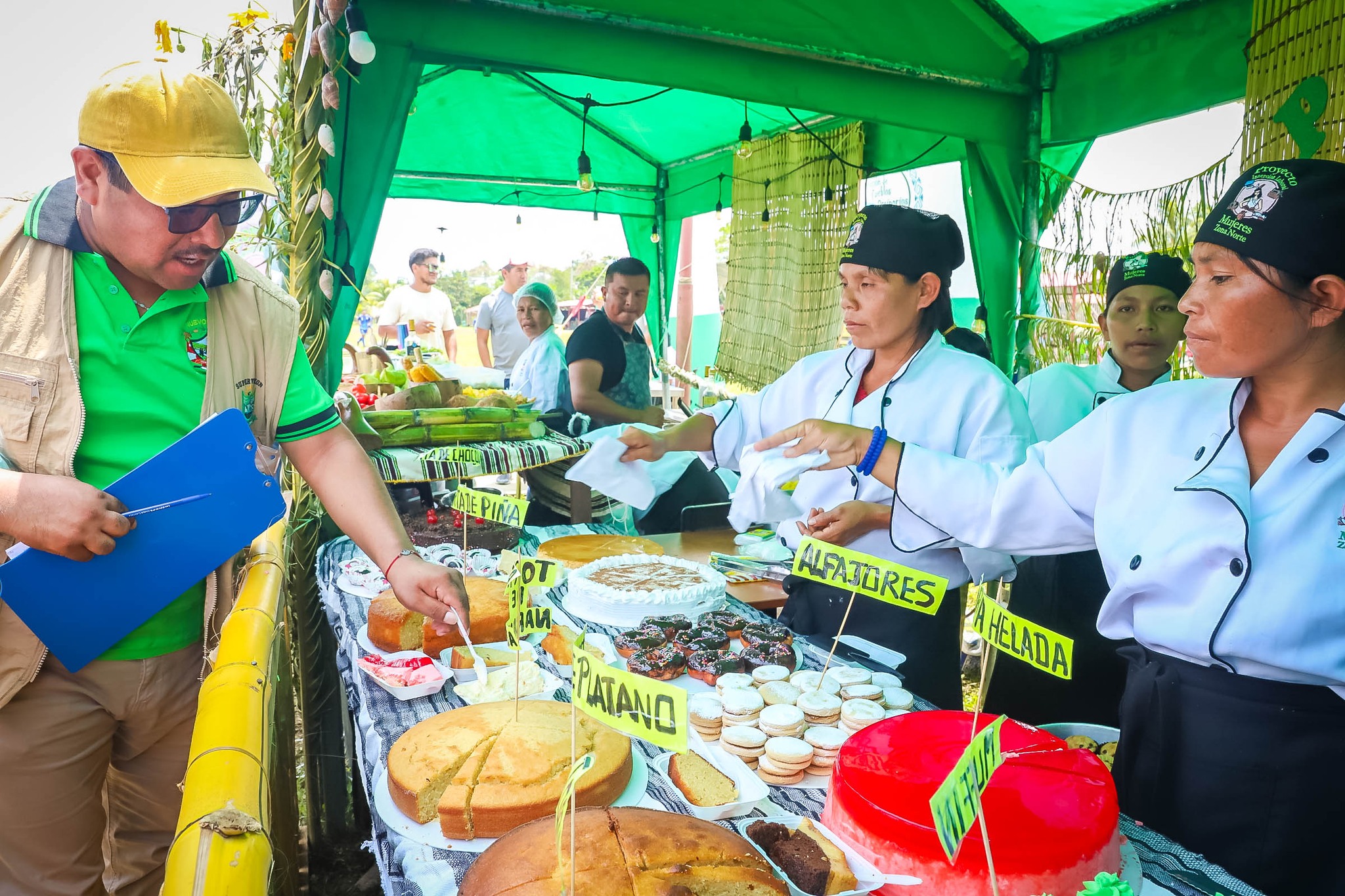 Mujeres capacitadas en gastronomรญa y pastelerรญa brindan su saludo a la CCNN de Nuevo Mundo