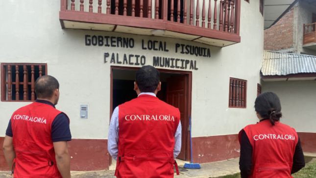 La Contraloría General identificó que un exfuncionario y un exservidor público de la Municipalidad Distrital de Pisuquia, en el período del 11 de mayo de 2018 al 25 de agosto del 2022, otorgaron un adelanto directo al consorcio supervisor de la obra “Mejoramiento del camino vecinal Yumal – Yomblon y acceso a San Juan del Rejo – San Miguel de Poro Poro” (en el distrito de Pisuquia, provincia de Luya) lo que perjudicó el correcto funcionamiento de la administración pública. 