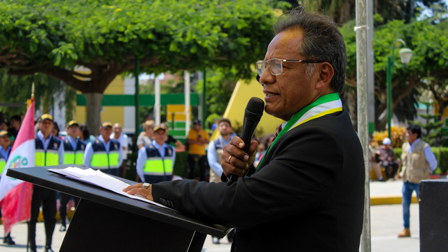 Homenaje cívico y reconocimientos destacados en una emotiva jornada en el parque principal de Reque.