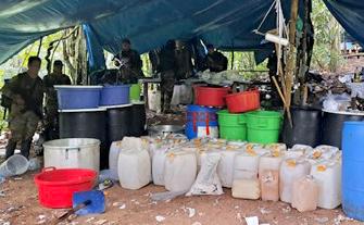 La División de Maniobras contra el Tráfico Ilícito de Drogas “Los Sinchis” de Mazamari de la Policía Nacional destruyó 10 pistas de aterrizaje utilizadas por el narcotráfico y dos laboratorios rústicos destinados a la producción de clorhidrato de cocaína, en operativos policiales ejecutados en Ucayali y Ayacucho.
Las pistas clandestinas fueron detonadas por distintas patrullas de esta unidad de élite, en los alrededores del centro poblado Seylán, distrito de Sepahua, provincia de Atalaya, departamento de Ucayali. Estas serían usadas para sacar la droga del país con destino a Bolivia, para luego ser trasladadas hasta Brasil y, posteriormente, ser enviadas a Europa.
Los dos laboratorios fueron hallados por otros efectivos de “Los Sinchis de Mazamari” cerca del centro poblado Ramos Pampa, en el distrito de Sivia, provincia de Huanta, departamento de Ayacucho.
Como parte de los operativos también se encontraron 6455 kilos de insumos químicos (entre acetona, gasolina y cloruro de calcio) y 92.3 kilos de droga (entre pasta básica de cocaína, alcaloide de cocaína y clorhidrato de cocaína) acondicionados en ollas y paquetes rectangulares y de otras formas.
Asimismo, hallaron un generador de energía, una prensa hidráulica, una gata hidráulica y una cocina industrial.
Los laboratorios y el material químico fueron destruidos por los efectivos policiales, con la presencia de un representante del Ministerio Público.