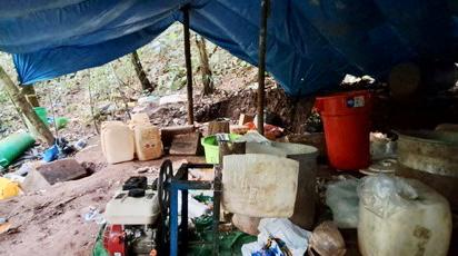 La División de Maniobras contra el Tráfico Ilícito de Drogas “Los Sinchis” de Mazamari de la Policía Nacional destruyó 10 pistas de aterrizaje utilizadas por el narcotráfico y dos laboratorios rústicos destinados a la producción de clorhidrato de cocaína, en operativos policiales ejecutados en Ucayali y Ayacucho.
Las pistas clandestinas fueron detonadas por distintas patrullas de esta unidad de élite, en los alrededores del centro poblado Seylán, distrito de Sepahua, provincia de Atalaya, departamento de Ucayali. Estas serían usadas para sacar la droga del país con destino a Bolivia, para luego ser trasladadas hasta Brasil y, posteriormente, ser enviadas a Europa.
Los dos laboratorios fueron hallados por otros efectivos de “Los Sinchis de Mazamari” cerca del centro poblado Ramos Pampa, en el distrito de Sivia, provincia de Huanta, departamento de Ayacucho.
Como parte de los operativos también se encontraron 6455 kilos de insumos químicos (entre acetona, gasolina y cloruro de calcio) y 92.3 kilos de droga (entre pasta básica de cocaína, alcaloide de cocaína y clorhidrato de cocaína) acondicionados en ollas y paquetes rectangulares y de otras formas.
Asimismo, hallaron un generador de energía, una prensa hidráulica, una gata hidráulica y una cocina industrial.
Los laboratorios y el material químico fueron destruidos por los efectivos policiales, con la presencia de un representante del Ministerio Público.
