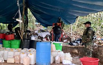 La División de Maniobras contra el Tráfico Ilícito de Drogas “Los Sinchis” de Mazamari de la Policía Nacional destruyó 10 pistas de aterrizaje utilizadas por el narcotráfico y dos laboratorios rústicos destinados a la producción de clorhidrato de cocaína, en operativos policiales ejecutados en Ucayali y Ayacucho.
Las pistas clandestinas fueron detonadas por distintas patrullas de esta unidad de élite, en los alrededores del centro poblado Seylán, distrito de Sepahua, provincia de Atalaya, departamento de Ucayali. Estas serían usadas para sacar la droga del país con destino a Bolivia, para luego ser trasladadas hasta Brasil y, posteriormente, ser enviadas a Europa.
Los dos laboratorios fueron hallados por otros efectivos de “Los Sinchis de Mazamari” cerca del centro poblado Ramos Pampa, en el distrito de Sivia, provincia de Huanta, departamento de Ayacucho.
Como parte de los operativos también se encontraron 6455 kilos de insumos químicos (entre acetona, gasolina y cloruro de calcio) y 92.3 kilos de droga (entre pasta básica de cocaína, alcaloide de cocaína y clorhidrato de cocaína) acondicionados en ollas y paquetes rectangulares y de otras formas.
Asimismo, hallaron un generador de energía, una prensa hidráulica, una gata hidráulica y una cocina industrial.
Los laboratorios y el material químico fueron destruidos por los efectivos policiales, con la presencia de un representante del Ministerio Público.