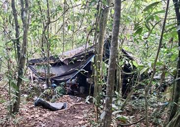 La División de Maniobras contra el Tráfico Ilícito de Drogas “Los Sinchis” de Mazamari de la Policía Nacional destruyó 10 pistas de aterrizaje utilizadas por el narcotráfico y dos laboratorios rústicos destinados a la producción de clorhidrato de cocaína, en operativos policiales ejecutados en Ucayali y Ayacucho.
Las pistas clandestinas fueron detonadas por distintas patrullas de esta unidad de élite, en los alrededores del centro poblado Seylán, distrito de Sepahua, provincia de Atalaya, departamento de Ucayali. Estas serían usadas para sacar la droga del país con destino a Bolivia, para luego ser trasladadas hasta Brasil y, posteriormente, ser enviadas a Europa.
Los dos laboratorios fueron hallados por otros efectivos de “Los Sinchis de Mazamari” cerca del centro poblado Ramos Pampa, en el distrito de Sivia, provincia de Huanta, departamento de Ayacucho.
Como parte de los operativos también se encontraron 6455 kilos de insumos químicos (entre acetona, gasolina y cloruro de calcio) y 92.3 kilos de droga (entre pasta básica de cocaína, alcaloide de cocaína y clorhidrato de cocaína) acondicionados en ollas y paquetes rectangulares y de otras formas.
Asimismo, hallaron un generador de energía, una prensa hidráulica, una gata hidráulica y una cocina industrial.
Los laboratorios y el material químico fueron destruidos por los efectivos policiales, con la presencia de un representante del Ministerio Público.