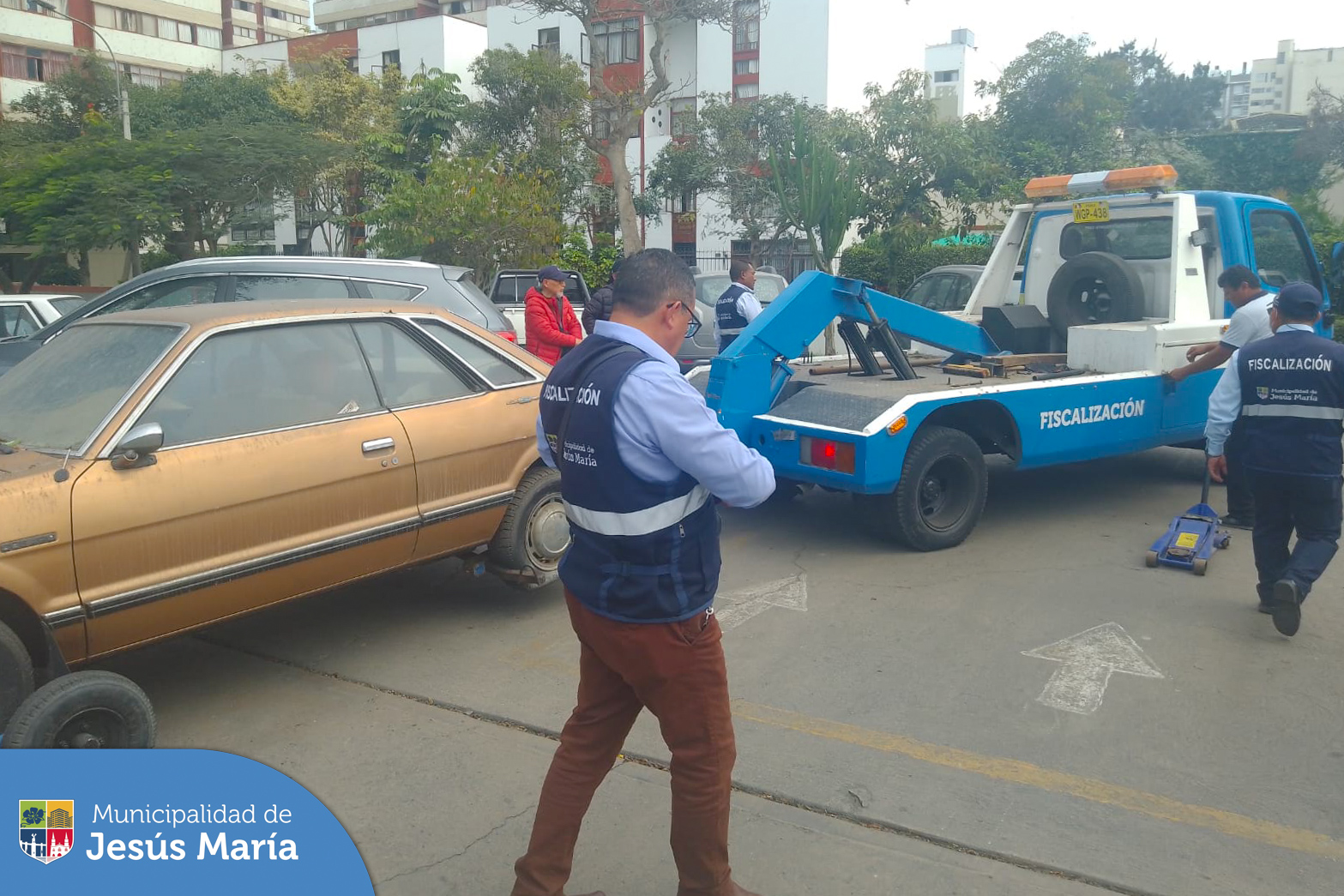 ✅ Nuestro equipo de Fiscalización, procedió al levantamiento de un vehículo que se encontraba abandonado por más de 9 años en el estacionamiento del Conjunto Residencial San Felipe.
✅ Según el procedimiento normado, primero se informó a la vecina infractora y posteriormente llevamos el auto al depósito.