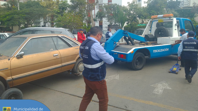 ✅ Nuestro equipo de Fiscalización, procedió al levantamiento de un vehículo que se encontraba abandonado por más de 9 años en el estacionamiento del Conjunto Residencial San Felipe.

✅ Según el procedimiento normado, primero se informó a la vecina infractora y posteriormente llevamos el auto al depósito.