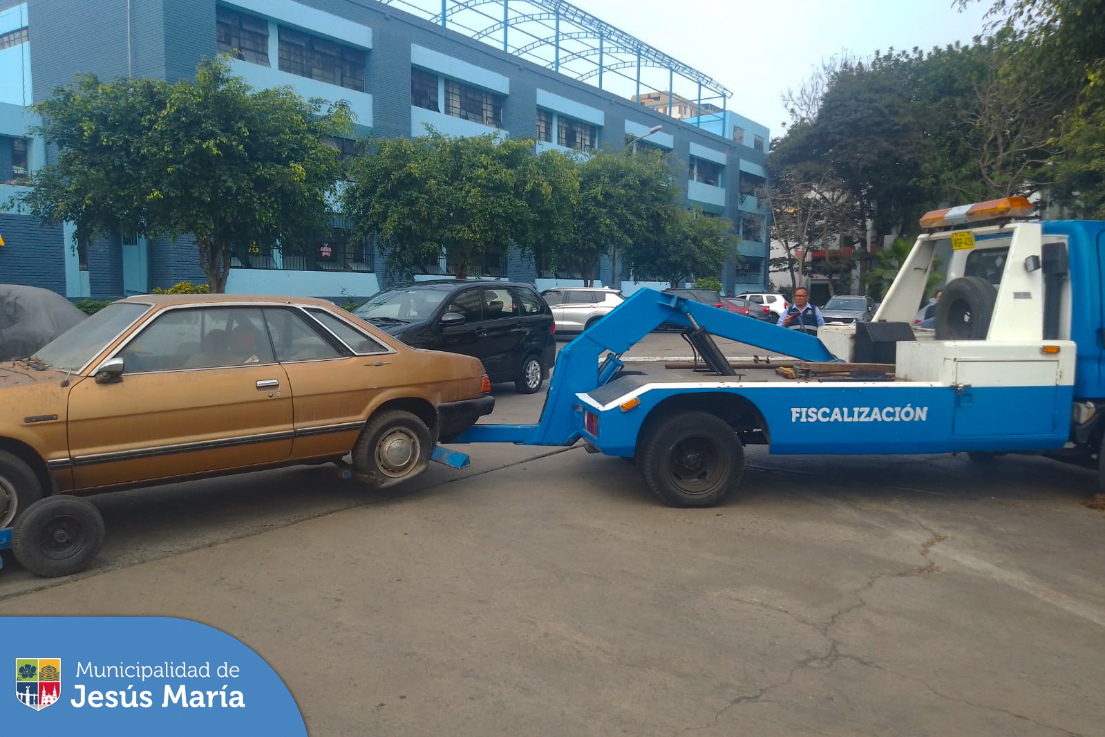 ✅ Nuestro equipo de Fiscalización, procedió al levantamiento de un vehículo que se encontraba abandonado por más de 9 años en el estacionamiento del Conjunto Residencial San Felipe.
✅ Según el procedimiento normado, primero se informó a la vecina infractora y posteriormente llevamos el auto al depósito.