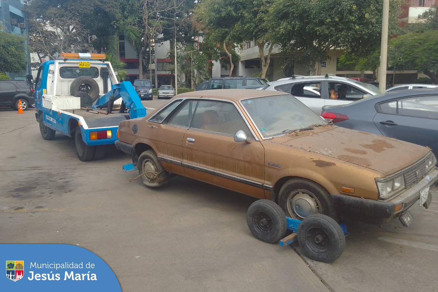 ✅ Nuestro equipo de Fiscalización, procedió al levantamiento de un vehículo que se encontraba abandonado por más de 9 años en el estacionamiento del Conjunto Residencial San Felipe.
✅ Según el procedimiento normado, primero se informó a la vecina infractora y posteriormente llevamos el auto al depósito.