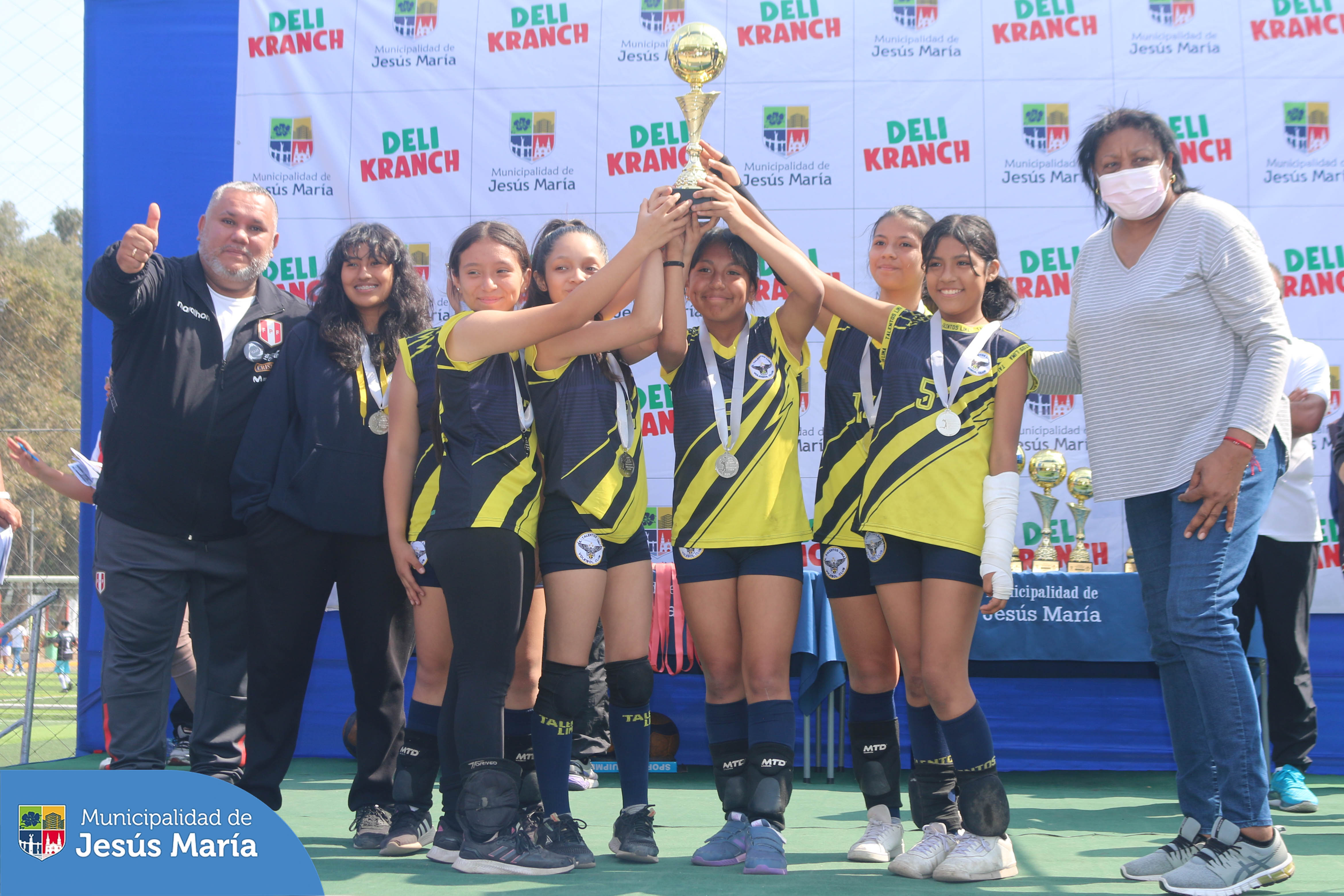 📣 El campeonato “Futuras Estrellas del Vóley” llegó a su final, han sido 4 sábados de intensa competencia, con noventa equipos representando a 21 distritos de Lima Metropolitana, más de un millar de niñas 👧🏻👧🏽👧🏼 de las categorías Sub 14, Sub 12 y Sub 10.
🎊 Felicitamos a todas las participantes y sus familias que nos acompañaron y sobre todo a las flamantes ganadoras de la 🏆 Copa Deli Kranch, jóvenes promesas del vóley peruano que recibieron sus medallas de la mano de nuestro alcalde Jesús Gálvez Olivares. 🏐