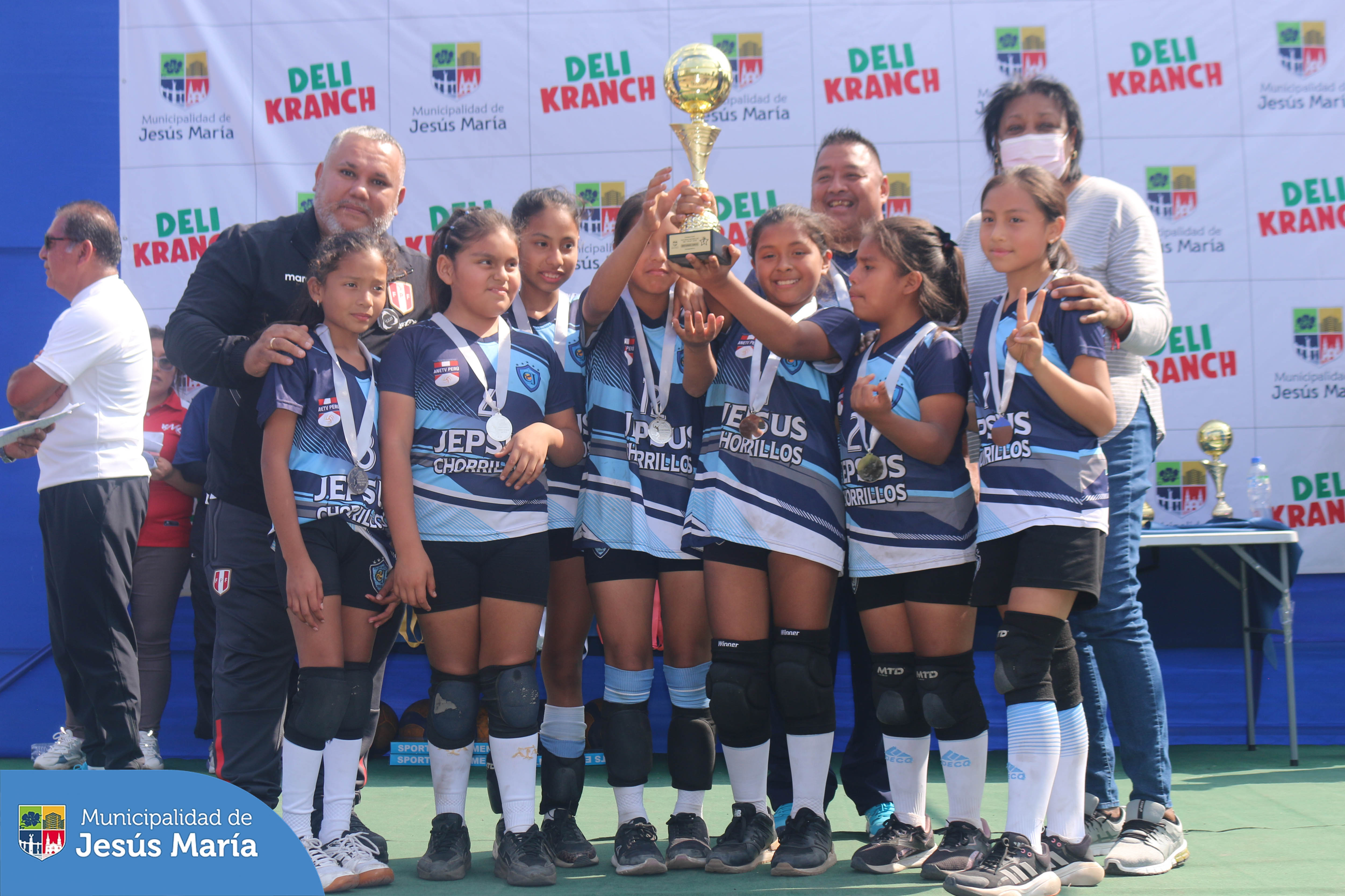 📣 El campeonato “Futuras Estrellas del Vóley” llegó a su final, han sido 4 sábados de intensa competencia, con noventa equipos representando a 21 distritos de Lima Metropolitana, más de un millar de niñas 👧🏻👧🏽👧🏼 de las categorías Sub 14, Sub 12 y Sub 10.
🎊 Felicitamos a todas las participantes y sus familias que nos acompañaron y sobre todo a las flamantes ganadoras de la 🏆 Copa Deli Kranch, jóvenes promesas del vóley peruano que recibieron sus medallas de la mano de nuestro alcalde Jesús Gálvez Olivares. 🏐