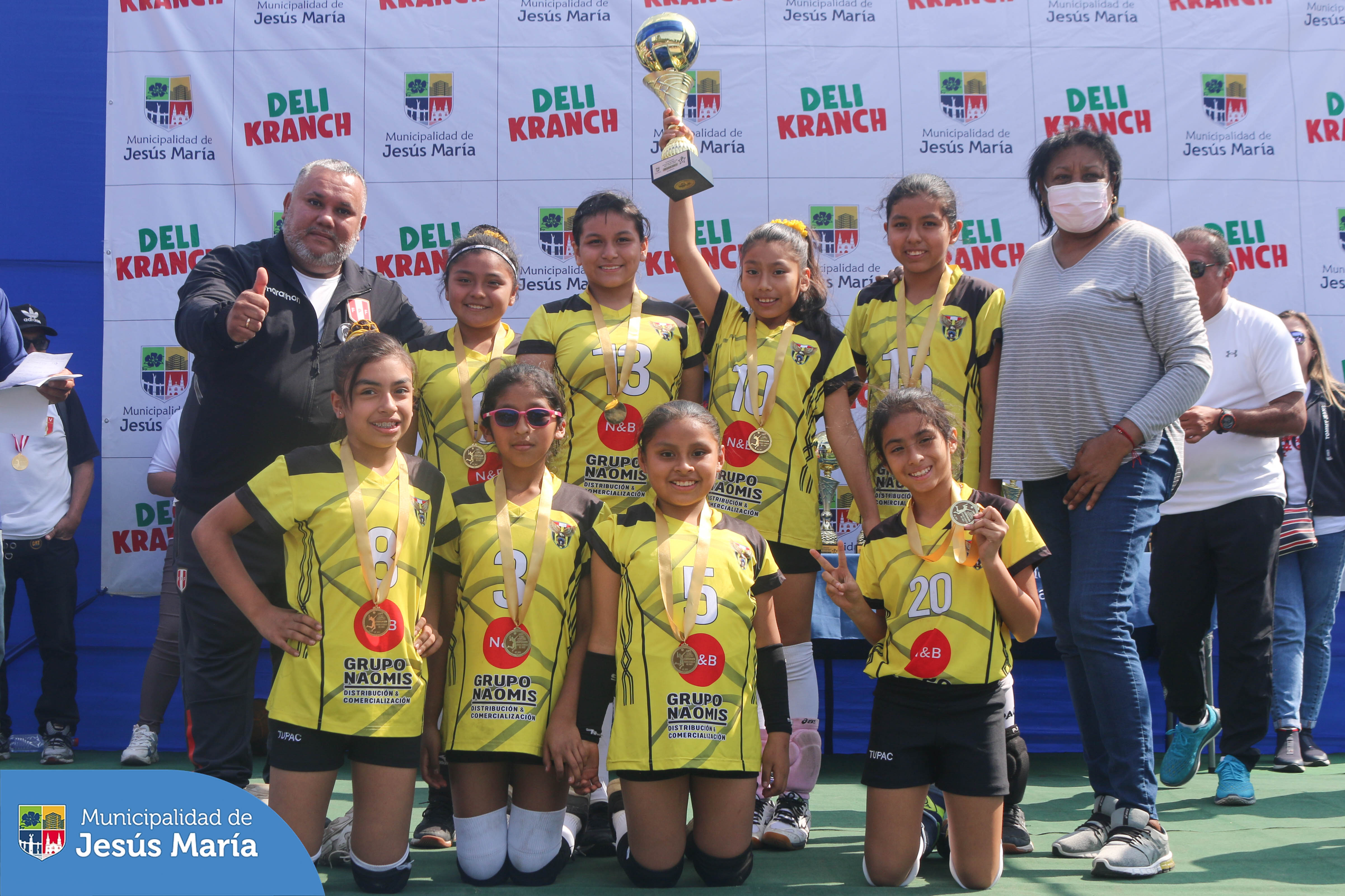 📣 El campeonato “Futuras Estrellas del Vóley” llegó a su final, han sido 4 sábados de intensa competencia, con noventa equipos representando a 21 distritos de Lima Metropolitana, más de un millar de niñas 👧🏻👧🏽👧🏼 de las categorías Sub 14, Sub 12 y Sub 10.
🎊 Felicitamos a todas las participantes y sus familias que nos acompañaron y sobre todo a las flamantes ganadoras de la 🏆 Copa Deli Kranch, jóvenes promesas del vóley peruano que recibieron sus medallas de la mano de nuestro alcalde Jesús Gálvez Olivares. 🏐