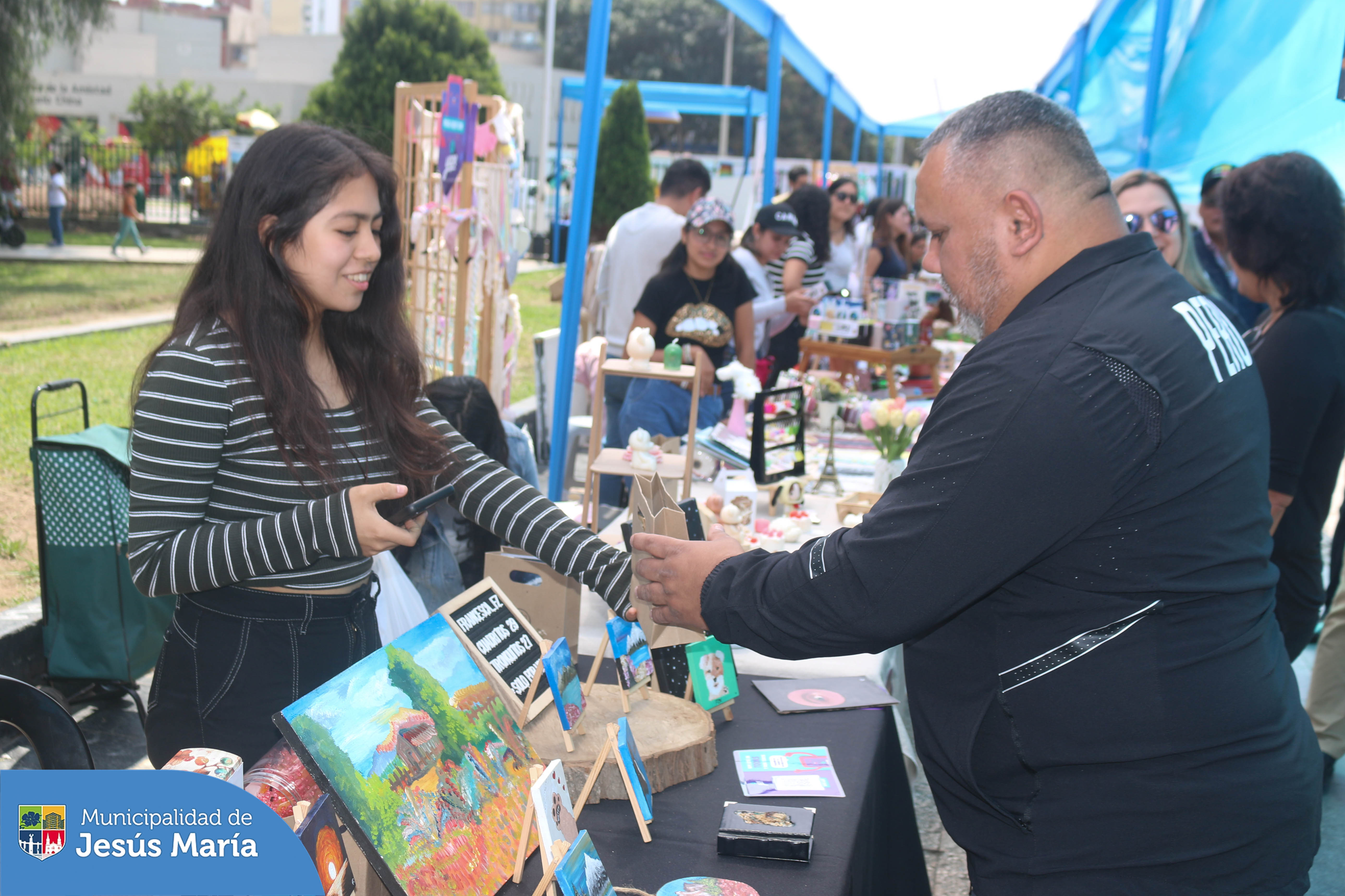 Es el sentir de nuestro alcalde que los jóvenes jesusmarianos tengan espacios de sana diversión y entretenimiento. Por ello organizamos un festival lleno de emocionantes torneos 🛡️, actividades 🕹️ y premios impresionantes. 🎁
Dónde además aquellos que ya están emprendiendo ofrecieron sus productos de manera segura. #JesúsMaríaSomosTodos