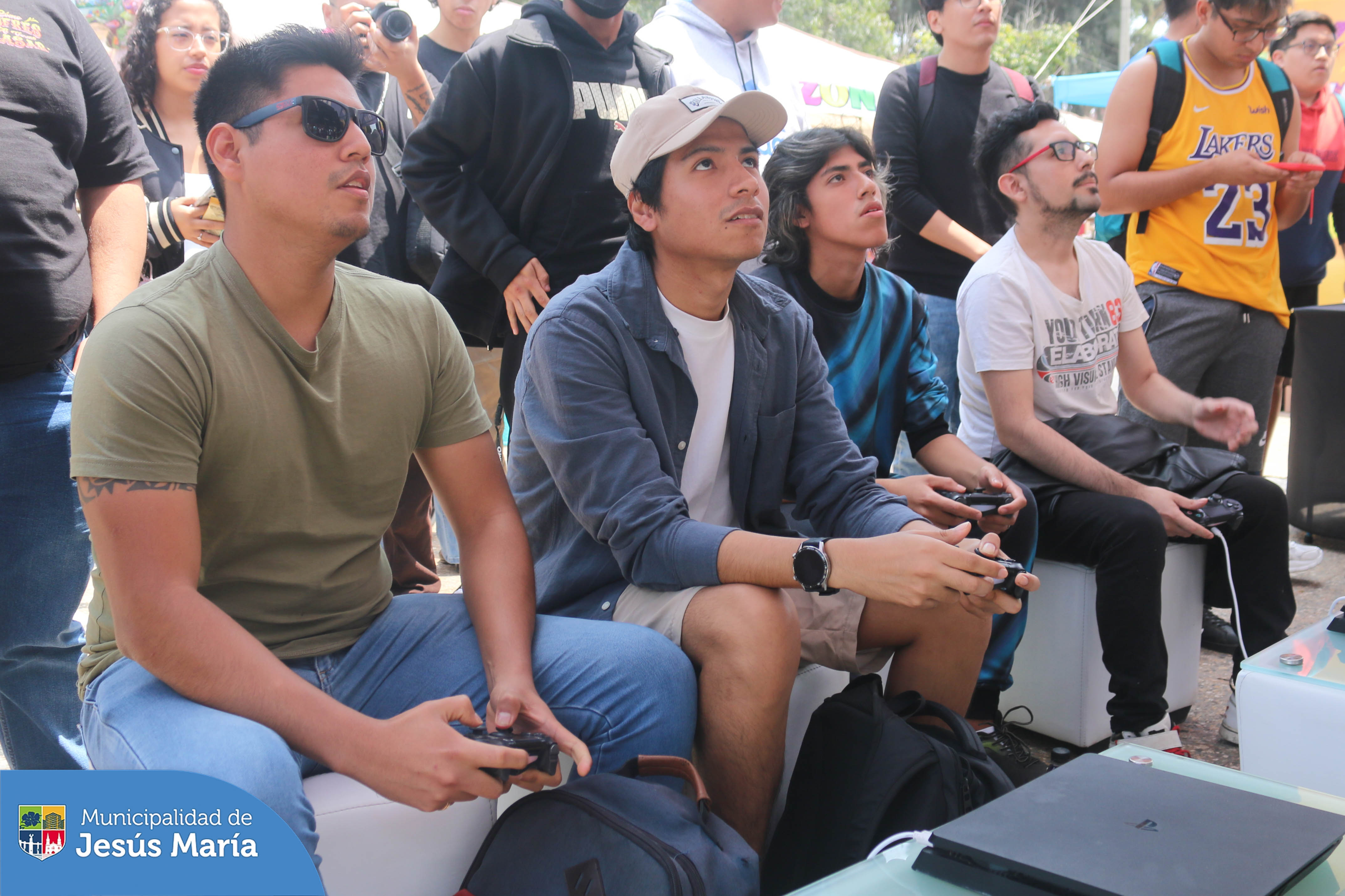 Es el sentir de nuestro alcalde que los jóvenes jesusmarianos tengan espacios de sana diversión y entretenimiento. Por ello organizamos un festival lleno de emocionantes torneos 🛡️, actividades 🕹️ y premios impresionantes. 🎁
Dónde además aquellos que ya están emprendiendo ofrecieron sus productos de manera segura. #JesúsMaríaSomosTodos