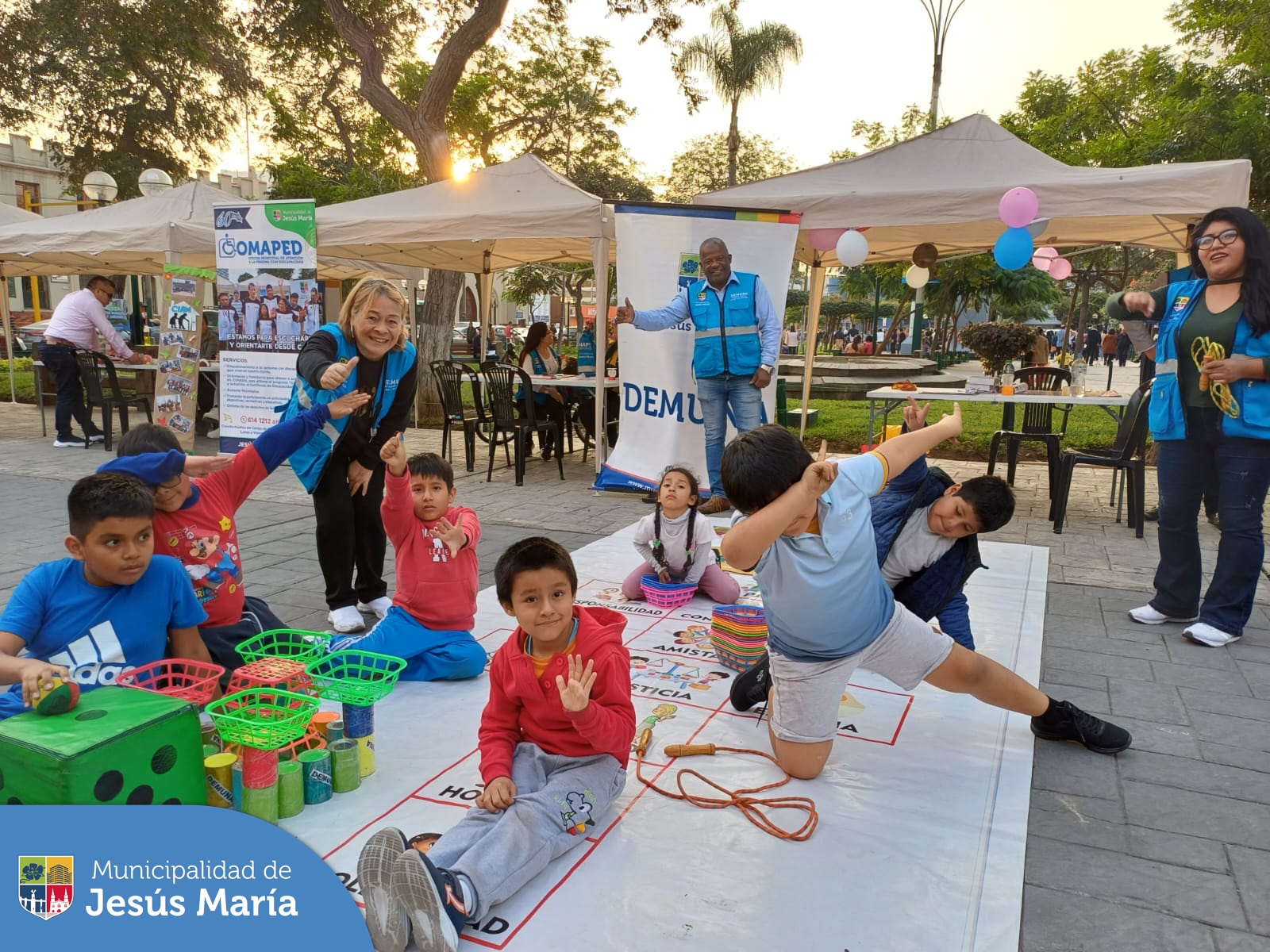 👏 Se realizó con éxito nuestro festival que brindó diversos servicios de salud 🩺 y otras actividades de entretenimiento de manera gratuita en la Plaza San José. 📖
👉🏼 Jesús María está en #ModoNiñez 😊
