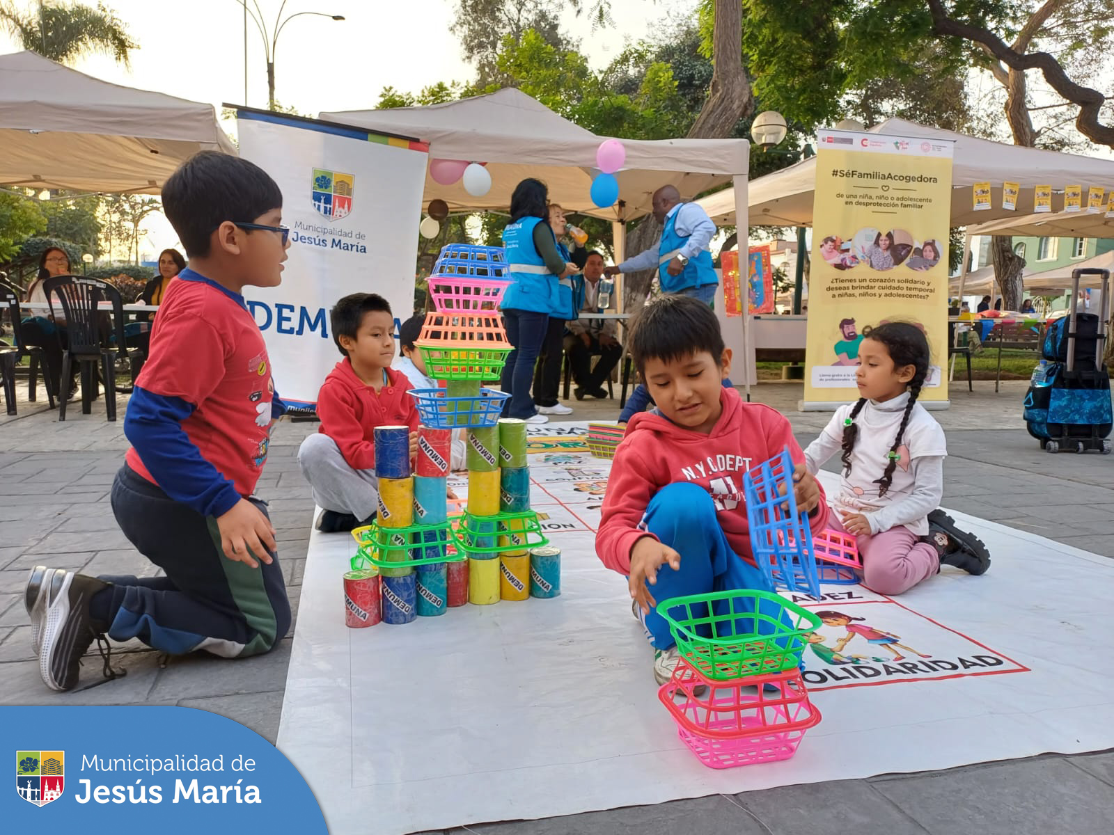 👏 Se realizó con éxito nuestro festival que brindó diversos servicios de salud 🩺 y otras actividades de entretenimiento de manera gratuita en la Plaza San José. 📖
👉🏼 Jesús María está en #ModoNiñez 😊