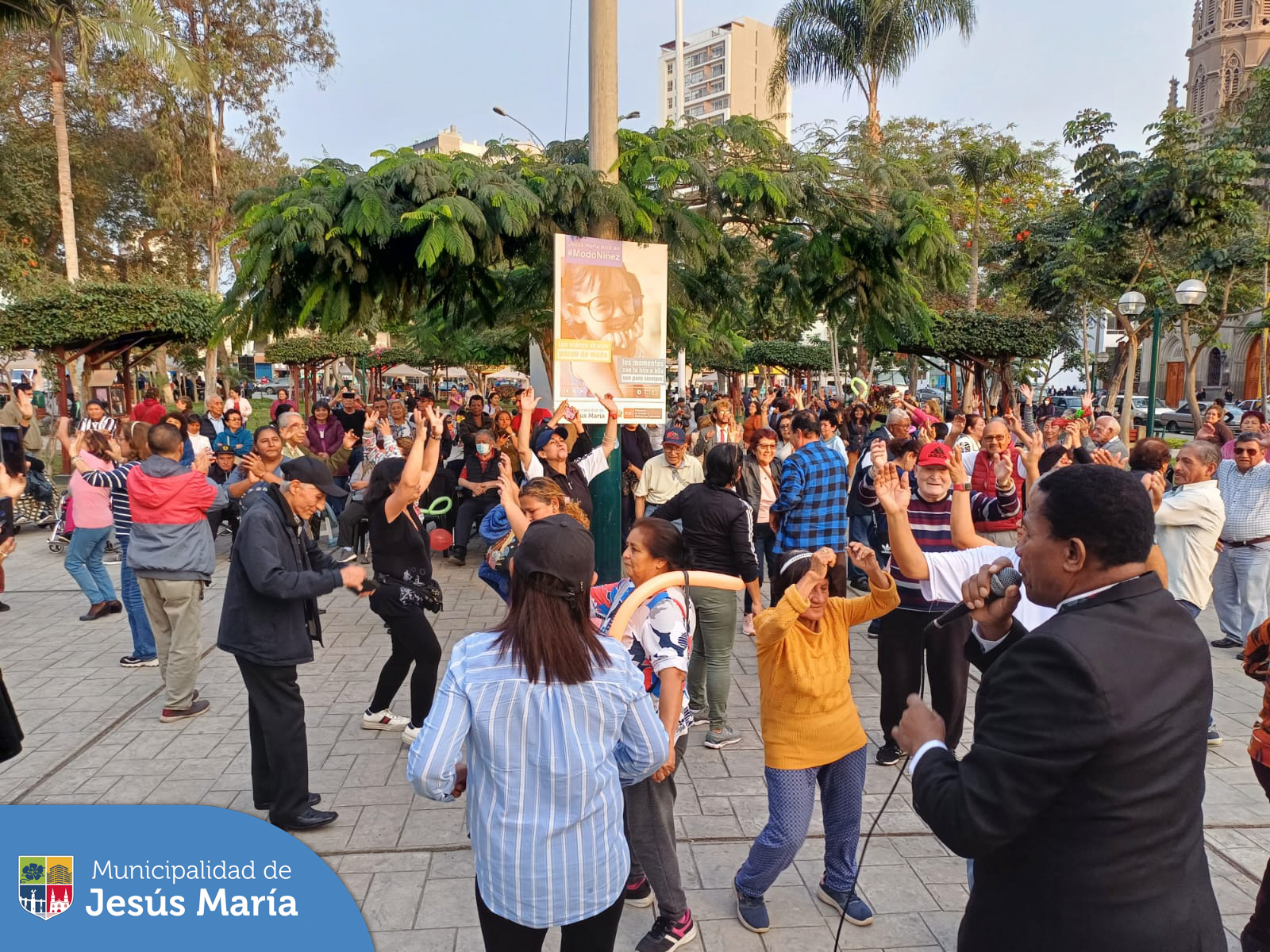 👏 Se realizó con éxito nuestro festival que brindó diversos servicios de salud 🩺 y otras actividades de entretenimiento de manera gratuita en la Plaza San José. 📖
👉🏼 Jesús María está en #ModoNiñez 😊