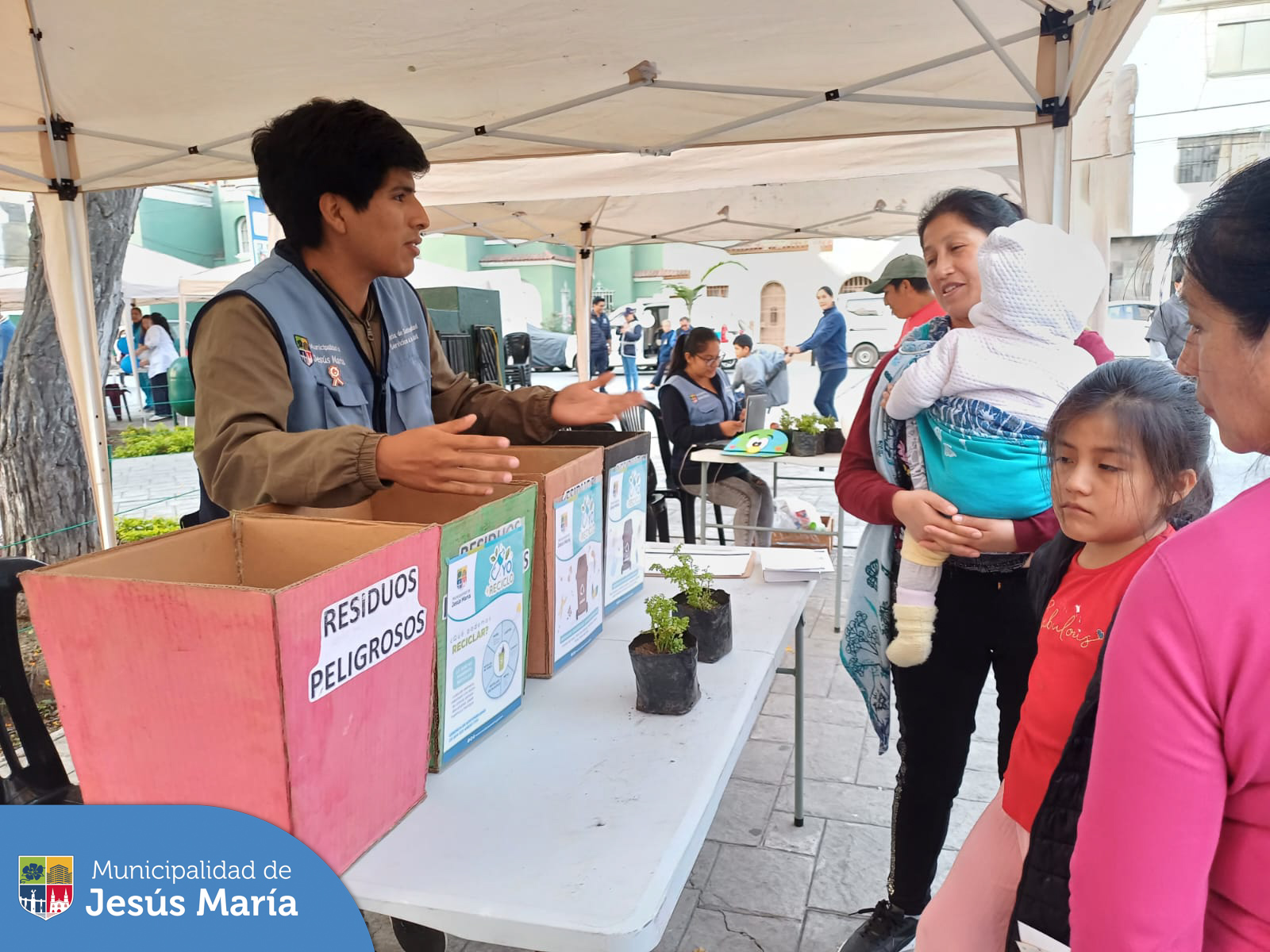 👏 Se realizó con éxito nuestro festival que brindó diversos servicios de salud 🩺 y otras actividades de entretenimiento de manera gratuita en la Plaza San José. 📖
👉🏼 Jesús María está en #ModoNiñez 😊