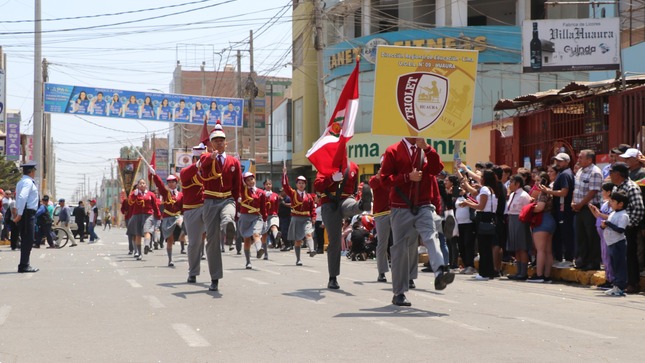 DESFILE CIVICO ESCOLAR POR 17 ANIVERSARIO DE I.E.P. TRIOLET