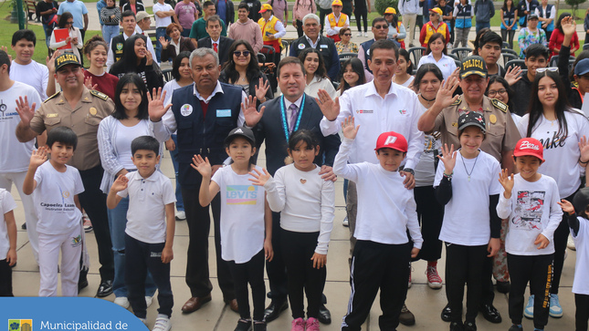 ¡La Municipalidad de Jesús María se une al programa Zonna Segura! 🤝
👧🏽👦🏻 Esta iniciativa interinstitucional del Ministerio del Interior del Perú busca fomentar la integración de los programas preventivos de la Policía Nacional del Perú con los diversos cursos y talleres que brindamos en el distrito.
De esta manera, más niñas, niños y adolescentes podrán participar de actividades deportivas, culturales y académicas. 🎶🎤💃⚽️